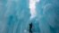 Seseorang berjalan melalui gua dan lapisan salju di &quot;Ice Castles&quot; di North Woodstock, New Hampshire. (AFP)&nbsp;