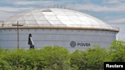 ARCHIVO - El logotipo de la empresa petrolera estatal PDVSA se ve en un contenedor cisterna de petróleo en una instalación petrolera en Lagunillas, Venezuela, el 14 de octubre de 2022.