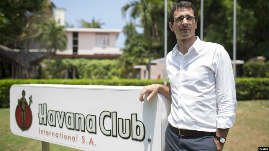 Jerome Cottin-Bizonne, director de la firma Havana Club, el fabricante de ron cubano, posa para una foto en La Habana.