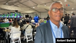 Pedro Castro, periodista de 'El Nacional' de República Dominicana, posa para la Voz de América desde la sala de prensa de la Asamblea General de la ONU.