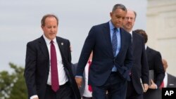 El procurador general de Texas Ken Paxton (izq), el del Distrito de Columbia Karl Racine (centro) y el de Alaska Kevin Clarkson, fotografiados frente a la Corte Suprema en Washington el 9 de septiembre de 2019. (AP)