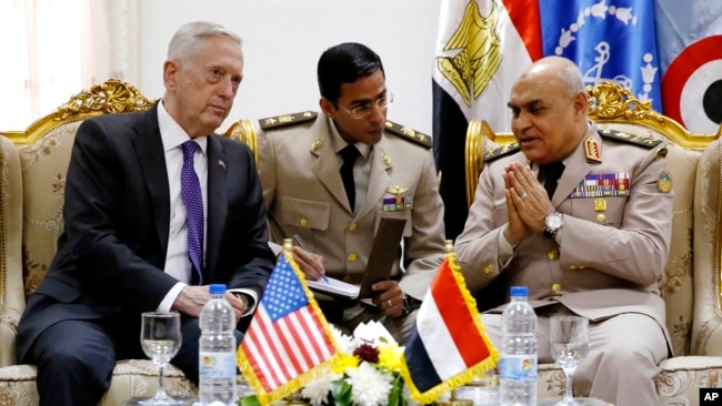 El ministro de Defensa egipcio, Sedki Sobhi (derecha) se reunió con el secretario de Defensa de EE.UU., Jim Mattis, (izquierda) tras su llegada a El Cairo, Egipto, el jueves, 20 de abril de 2017.