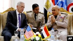 Menteri Pertahanan Amerika Jim Mattis (kiri) dan Menhan Mesir Sedki Sobhi (kanan) melakukan pembicaraan di Kairo, Kamis (20/4).