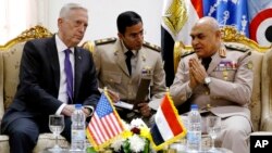 Menteri Pertahanan Amerika Jim Mattis (kiri) bertemu dengan Menteri Pertahanan Mesir Sedki Sobhy (kanan) di Kairo, hari Kamis (20/4). 