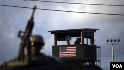 La cárcel de Guantánamo está cercada por una alambrada electrificada de tres metros de altura y posee una población de 435 marines que conviven con otros militares y civiles estadounidenses.