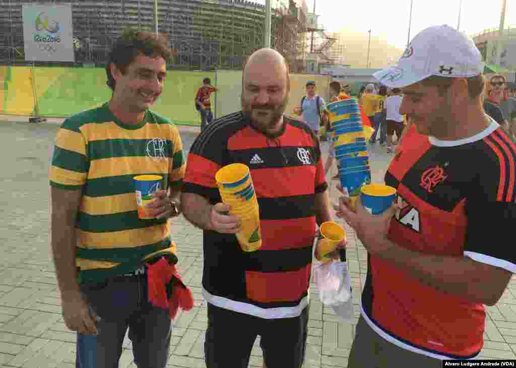 À porta do Maracanã partilhando a cerveja. Jogos Olímpicos rio 2016. Brasil