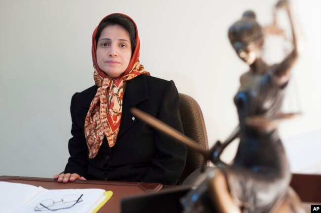 نسرین ستودہ کی ان کے دفتر میں لی گئی ایک تصویر، فائل