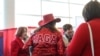 Personas con indumentaria MAGA asisten a la Conferencia Anual de Acción Política Conservadora (CPAC) en el Gaylord National Resort & Convention Center, en National Harbor en Oxon Hill, Maryland, el 21 de febrero de 2025. (Foto: AFP)