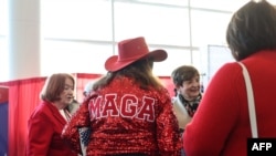 Personas con indumentaria MAGA asisten a la Conferencia Anual de Acción Política Conservadora (CPAC) en el Gaylord National Resort & Convention Center, en National Harbor en Oxon Hill, Maryland, el 21 de febrero de 2025. (Foto: AFP)