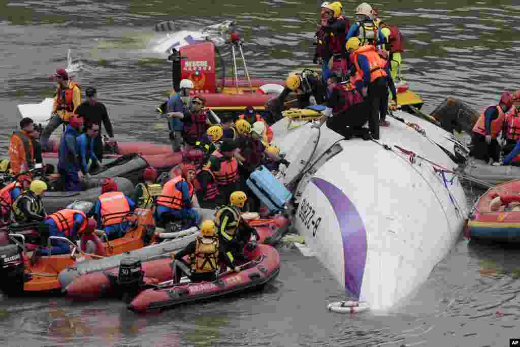 Tim SAR berupaya mengeluarkan korban dari pesawat TransAsia yang mengalami kecelakaan di&nbsp;Taipei, Taiwan.