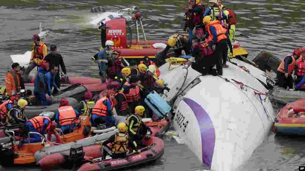 Une équipe de sauveteurs se déploie sur une rivière après qu&#39;un avion de TransAsia s&#39;y est abimé dans la nouvelle ville de Taipei.