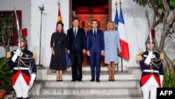 Le président français Emmanuel Macron, son épouse Brigitte, le président chinois Xi Jinping, et son épouse Peng Liyuan posent devant la porte de la villa Kerylos avant un dîner le 24 mars 2019 à Beaulieu-sur-Mer, près de Nice.(Photo de JEAN-PAUL PELISSIER / POOL / AFP)