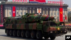Xe chở tên lửa của Bắc Triều Tiên trong một cuộc diễu hành quân sự hàng năm tại Quảng trường Kim Il Sung ở Bình Nhưỡng.
