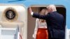 Predsednik Donald Tramp u pratnji prve dame Melanije Tramp ulazi u predsednički avion Air Force One u vazdušnoj bazi Endrjuz u Merilendu 19. maja 2017. 