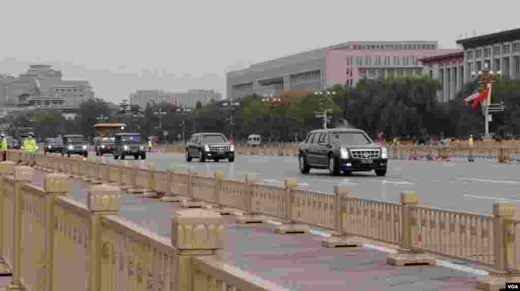 美國總統川普的車隊前往北京故宮,經過天安門廣場。(2017年11月8日,美國之音艾德拍攝)