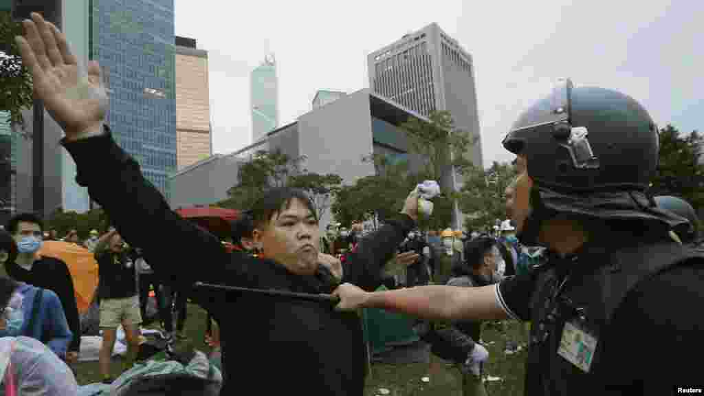 Masu Rajin Demokuradiyya Hong Kong Suna Gaba Zanga- Zangar, Disamba 1, 2014.