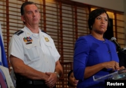 Washington, D.C., la alcaldesa Muriel Bowser y el jefe del departamento de policía metropolitana, Peter Newsham, hablan con periodistas sobre los preparativos de la ciudad para la manifestación de nacionalistas blancos que marca el primer aniversario de la protesta "Unite the Right" en Charlottesville, Virginia, en 2017.