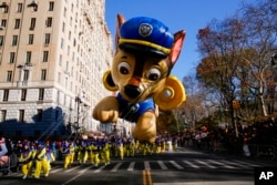 Muchos se detienen a mirar los preparativos del Desfile del Día de Gracias de Macy's, el miércoles 22 de noviembre de 2018 en Nueva York.