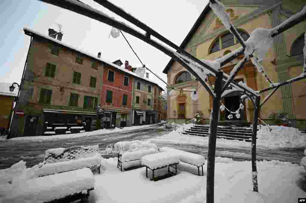 اٹلی میں ایک گرجا گھر کے سامنے برف باری کے بعد کا منظر جہاں ہر چیز پر برف کی تہہ جمی ہے جس سے سردی کی شدت میں بھی اضافہ ہوا ہے۔&nbsp;