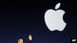លោក Steve Jobs ប្រធាន​ក្រុមហ៊ុន Apple Inc. បក់​ដៃ​​ទៅ​កាន់​ទស្សនិកជន​នៅ​ក្រោយ​ពេល​លោក​បាន​ធ្វើ​ការ​បង្ហាញ​​ឧបករណ៍​ថ្មី iPad 2 នៅ​ក្នុង​ព្រឹត្តិការណ៍​មួយ​ក្នុង​ទី​ក្រុង​សាន់​ហ្រ្វាន់ស៊ិស្កូ សហរដ្ឋ​អាមេរិក កាល​ពី​ថ្ងៃ​ទី​០២ ខែ​មិនា ឆ្នាំ​២០១១។