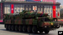 Kendaraan Korea Utara yang membawa misil dalam parade militer di Pyongyang. (Foto: Dok)