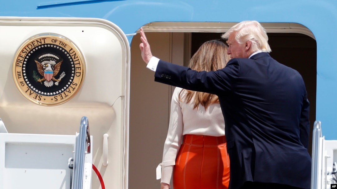 Predsednik Donald Tramp u pratnji prve dame Melanije Tramp ulazi u predsednički avion Air Force One u vazdušnoj bazi Endrjuz u Merilendu 19. maja 2017. 