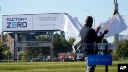 Logo baru di pabrik perakitan milik General Motors Detroit-Hamtramck, di Hamtrack, Michigan, 16 Oktober 2020. 