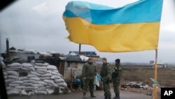 Tentara Ukraina siaga di sebuah pos dekat kota Debaltseve di Artemivsk, Ukraina timur (3/2).