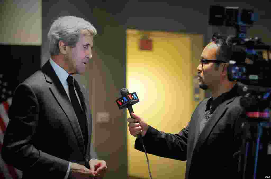 Secretary of State John Kerry signs the book of condolences for His Majesty King Bhumibol Adulyadej