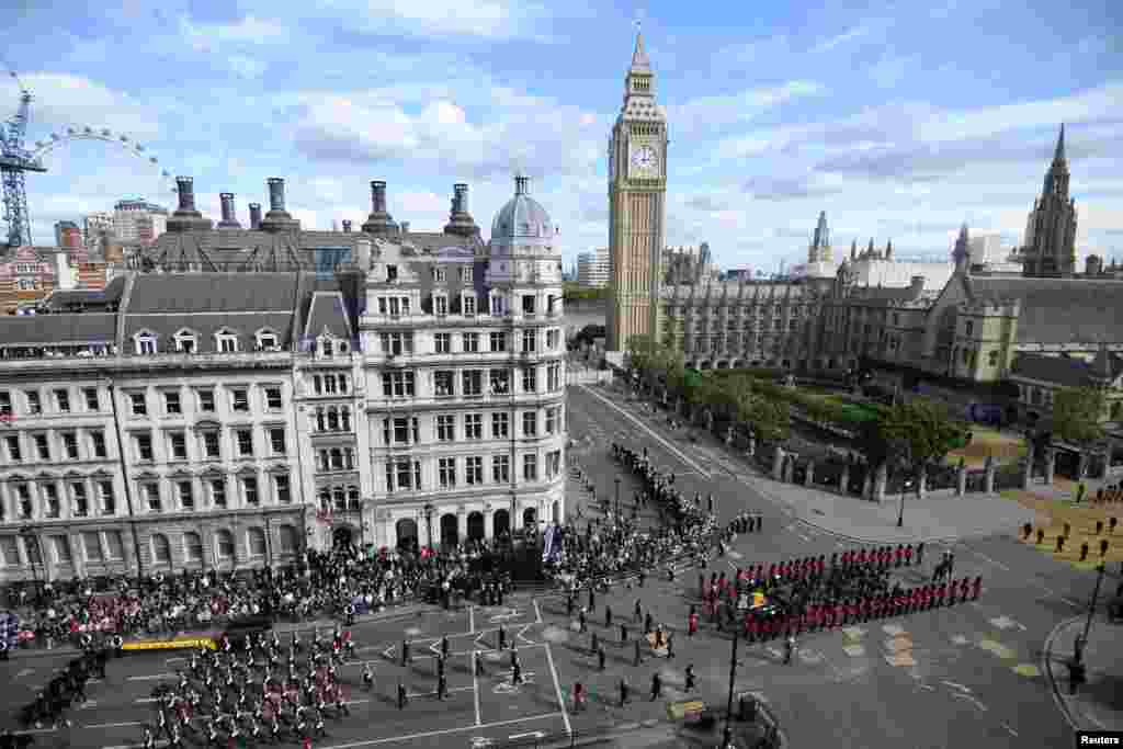 La procesión del ataúd de la reina Isabel II de Gran Bretaña se traslada desde el Palacio de Buckingham a las Casas del Parlamento, en Londres, Gran Bretaña, el 14 de septiembre de 2022. REUTERS/Toby Melville