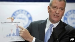 Walikota New York Bill de Blasio memberi penjelasan kasus penyakit legiuner di New York kepada media saat berbicara di rumah sakit Lincoln, Bronx, New York, Selasa (4/8).