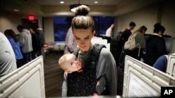 Kristen Lič glasa u Atlanti dok nosi svoju šestomesečnu ćerku Noru 6. novemebra 2018 (Foto: AP/David Goldman).