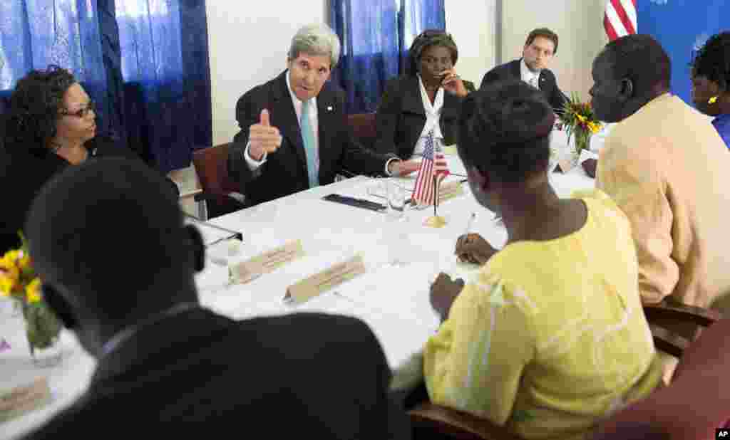 U.S. Secretary of State John Kerry meets with civil society leaders at the U.S. embassy to compel authorities on both sides of the fighting to put a stop to the violence, Juba, South Sudan, May 2, 2014.&nbsp; &nbsp;