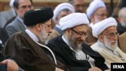 از چپ: ابراهیم رئیسی - صادق لاریجانی و احمد جنتی در مراسم معارفه رئیس جدید قوه قضائیه