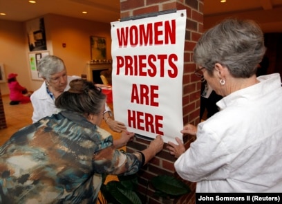 Ilustrasi. Barbara Duff (belakang), Kathy Garcia dan Helen Turley (kanan) memasang spanduk sebelum Perayaan Pentahbisan Rosemarie Smead sebagai pendeta perempuan di St. Andrew's United Church of Christ di Louisville, Kentucky, 27 April 2013. (Foto: REUTERS/John Som