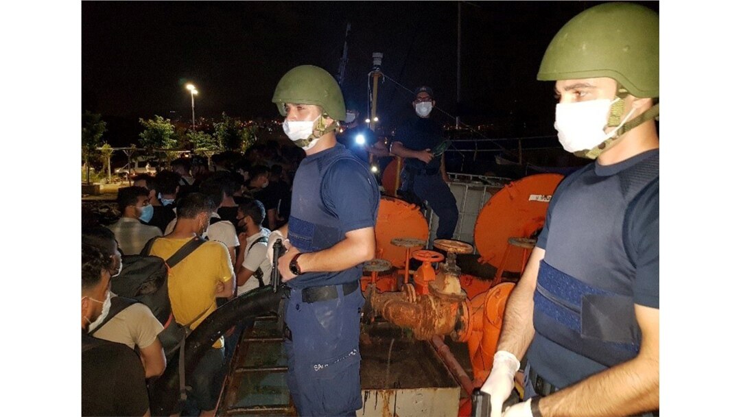 Anggota Komando Penjaga Pantai Turki melakukan penggerebekan di geladak kapal kargo, di kota pelabuhan Aegean, Izmir, Turki 7 Juli 2020.