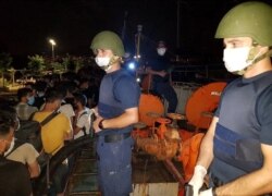 Anggota Komando Penjaga Pantai Turki melakukan penggerebekan di geladak kapal kargo, di kota pelabuhan Aegean, Izmir, Turki 7 Juli 2020.