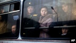지난달 북한 평양에서 버스에 탄 주민과 군인. (자료사진)