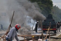 Aparat kepolisian berjaga saat unjuk rasa di Mimika, Papua, 21 Agustus 2019. (Foto: Antara via Reuters)