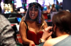 Una distribuidora de blackjack usa una máscara facial durante la reapertura del hotel-casino The D, en el centro de Las Vegas, Nevada. 4 de junio de 2020