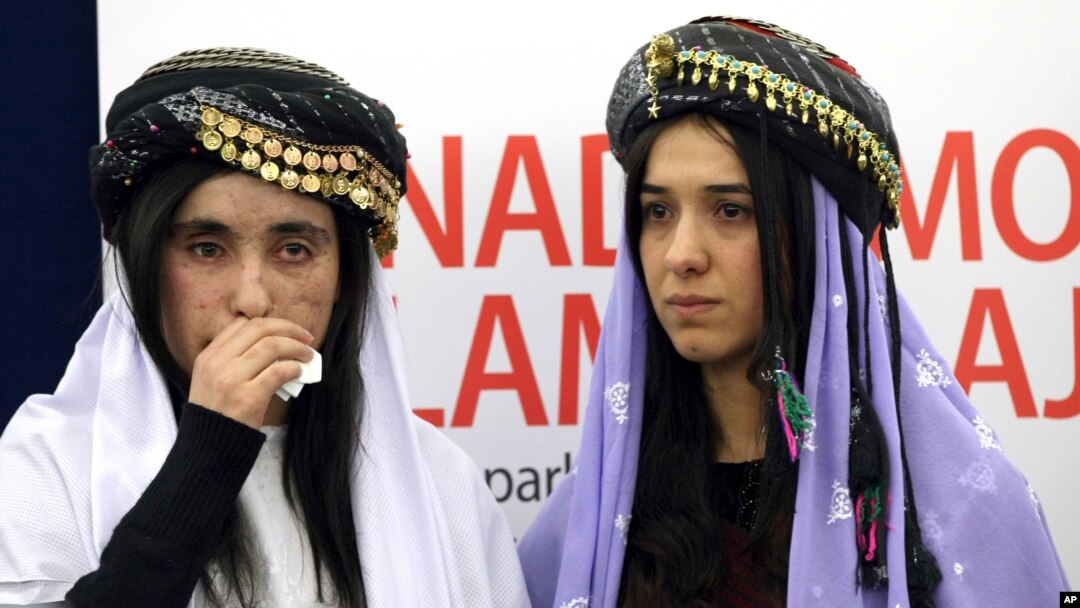 Dua perempuan Irak dari etnis Yazidi, Lamiya Aji Bashar (kiri) dan Nadia Murad Basee menerima hadiah Sakharov di Strasbourg, Perancis hari Selasa (13/12). 