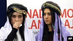 Dua perempuan Irak dari etnis Yazidi, Lamiya Aji Bashar (kiri) dan Nadia Murad Basee menerima hadiah Sakharov di Strasbourg, Perancis hari Selasa (13/12). 