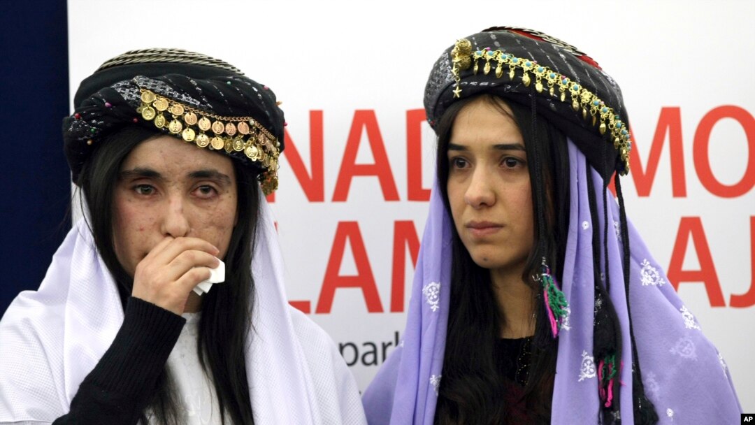 Bà Lamiya Aji Bashar (bên trái) và bà Nadia Murad trước khi nhận giải thưởng Sakharov của Nghị viện châu Âu về tự do tư tưởng và tự do ngôn luận, tại Strasbourg, Pháp, ngày 13/12/2016.
