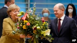Phó thủ tướng kiêm bộ trưởng Tài chánh Olaf Scholz, tặng hoa cho Thủ tướng Angela Merkel tại Berlin, Đức, ngày 24/11/2021.