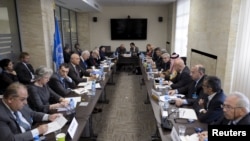 지난달 22일 스위스 제네바의 유엔 본부에서 스테판 데 미스투라 유엔 시리아 담당 특사와 시리아 반군 대표들이 평화협상을 논의하고 있다. (자료사진)