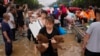 资料照-中国河北涿州的受灾居民