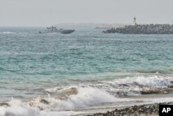 4일 아랍에미리트 해안경비선이 푸자이라 해안을 순찰하고 있다.