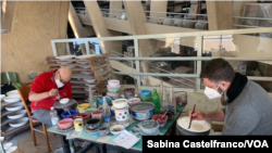 Workers designing ceramics plates at Solimene factory in Vietri sul Mare. (Sabina Castelfranco/VOA)