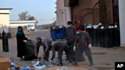 کارکنان بیمارستان در حال تمیز کردن محل سانحه انفجار کپسول اکسیژن که موجب آتش‌سوزی و کشته شدن ده‌ها بیمار شد. بغداد، عراق - ۲۵ آوریل ۲۰۲۱