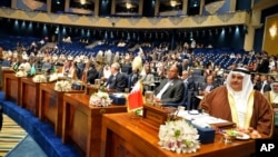 Dignitaries attend the closing session of the Arab League Summit at Bayan Palace, Kuwait, March 26, 2014.
